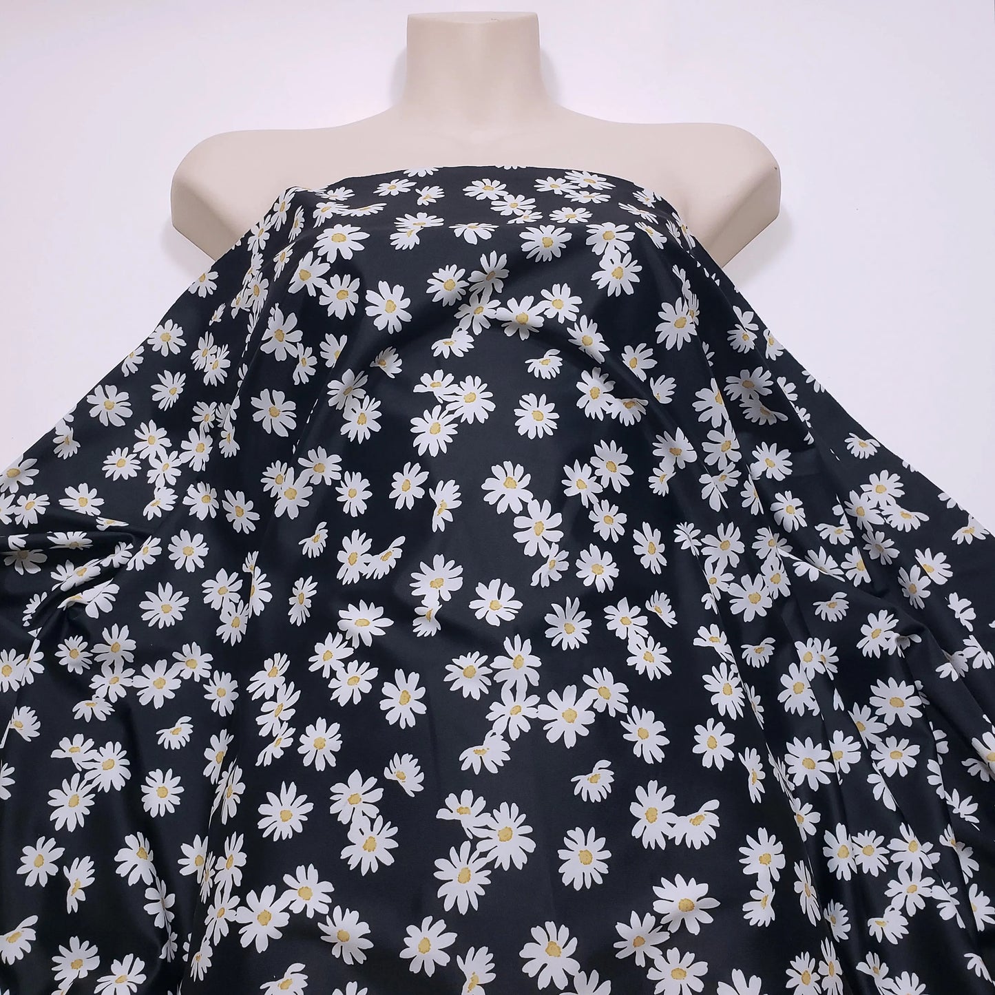 Tossed Daisies Print – 4-Way Stretch Nylon Spandex Fabric